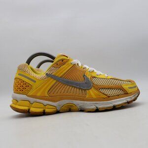 Nike Zoom Vomero 5 Men's Sz 7.5 Yellow Ochre Casual Athletic Sneakers FJ4453-765